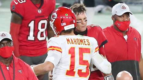 Patrick Mahomes, der Quarterback der Kansas City Chiefs, lobt Tom Brady vor dem Super Bowl LV in den höchsten Tönen. Für Mahomes ist Brady Vorbild für alle Sportler weltweit.