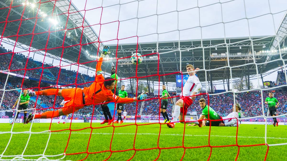 Timo Werner trifft ins Hannoveraner Tor, aber der Treffer wird wegen einer Abseitsstellung nicht gegeben
