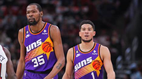 Phoenix Suns' Forward Kevin Durant und Guard Devin Booker sind in der ersten Playoff-Runde rausgeflogen