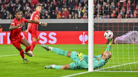 Beim Europa-League-Auftakt gegen den FC Basel profitiert der SC Freiburg von der Torlinientechnik, die den Ball hauchdünn über der Linie sieht. Gäste-Keeper Mirko Salvi hingegen ist der Verzweiflung nahe.
