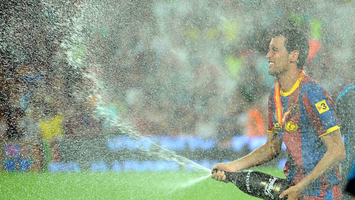 PLATZ 14: Sergio Busquets - 26 Titel: Erfolg und Kontinuität stehen auf der Visitenkarte von Sergio Busquets. 26 Titel seit 2008, alle mit Barca und Spanien. Die Champagnerdusche gehört beim spanischen Mittelfeldstrategen eigentlich immer zur Saison