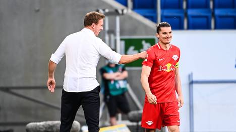 Leipzigs Trainer Julian Nagelsmann (l.) freut sich mit Marcel Sabitzer