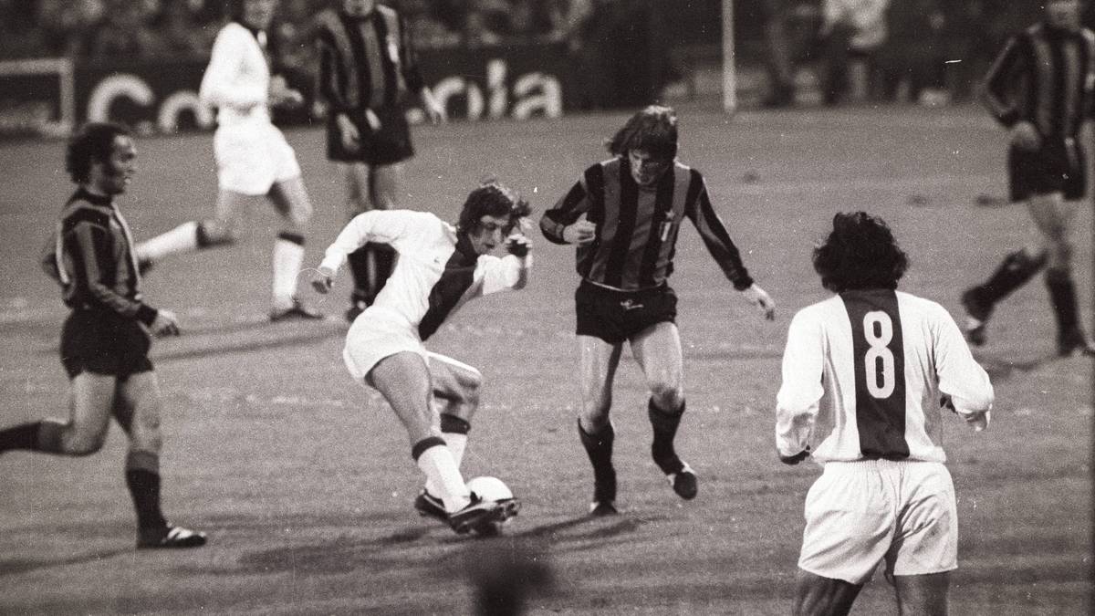 AJAX AMSTERDAM 1971: Mit der legendären Mittelfeldreihe bestehend aus Johan Cruyff, Arie Haan, Johan Neeskens und Gerrie Mühren spielte sich Ajax im Pokal der Landesmeister bis ins Finale. Ausgerechnet im Stadion des Erzrivalen Feyenoord Rotterdam besiegten Cruyff und Co. dann Inter Mailand ... 