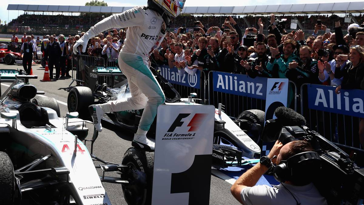 Auch er schafft es 17 Mal auf das Podium – und das sogar in zwei Jahren in Folge, 2015 und 2016. Bei den Grand-Prix-Siegen steht Hamilton mit 53 vor Vettel mit 43