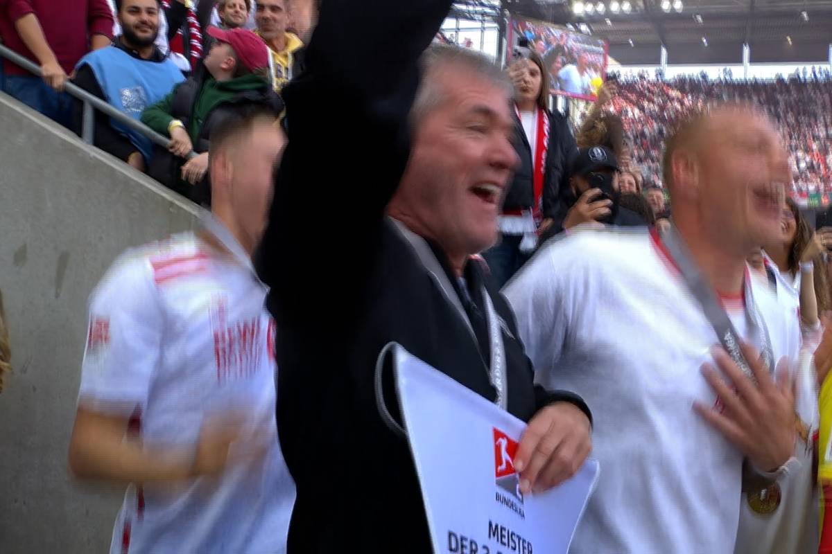 Nach dem Aufstieg ist vor der Planung für die nächste Saison. Bleibt Friedhelm Funkel länger Trainer beim 1.FC Köln? Der 71 Jahre alte Trainerroutinier ist in jedem Fall offen für eine weitere Zusammenarbeit.