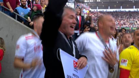 Nach dem Aufstieg ist vor der Planung für die nächste Saison. Bleibt Friedhelm Funkel länger Trainer beim 1.FC Köln? Der 71 Jahre alte Trainerroutinier ist in jedem Fall offen für eine weitere Zusammenarbeit.