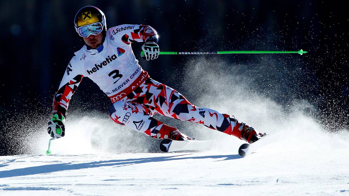 Dann geht es los und der große Favorit Marcel Hirscher setzt im ersten Durchgang auch gleich mal eine Duftmarke, setzt sich an die Spitze