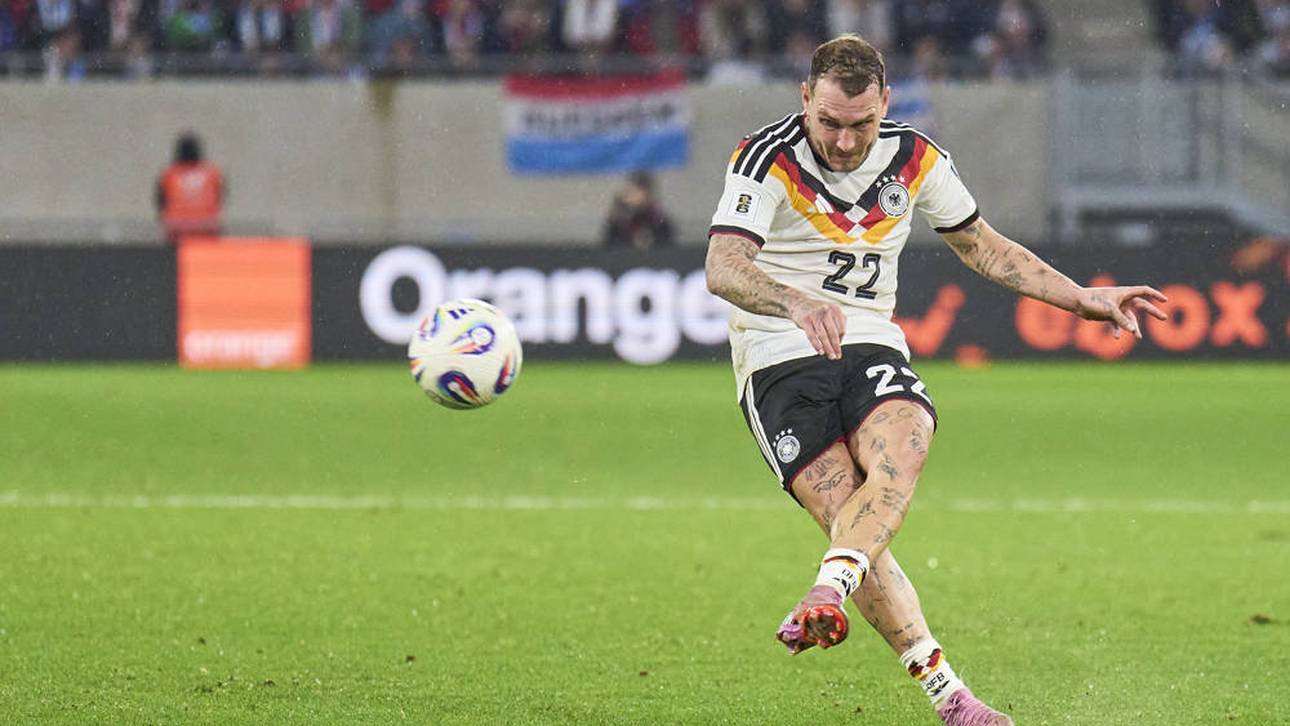 David Raum beim Freistoß