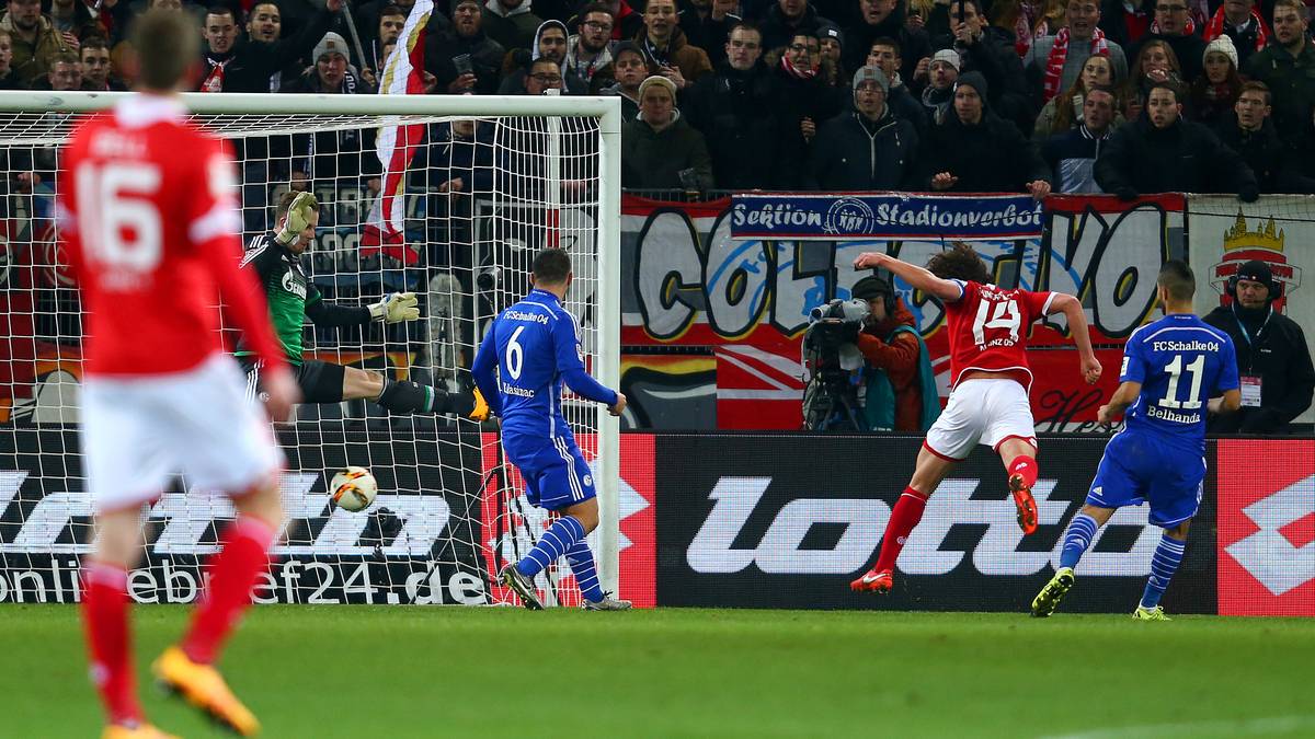 Stattdessen bestraft Mainz die Schalker Nachlässigkeiten: Kapitän Julian Baumgartlinger (2.v.r.) trifft in der Schlussphase zur erneuten Führung