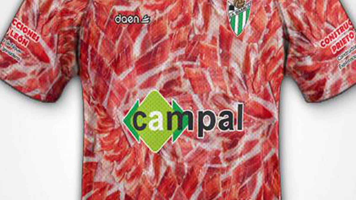 Ein Ligakonkurrent sorgt ebenfalls für Aufsehen. Die Stadt Guijuelo ist für seinen hervorragenden Schinken bekannt. Der Verein CD Guijuelo läuft nun sogar in Trikots in Schinken-Look auf. Zum Anbeißen - nicht nur für Luis Suarez 