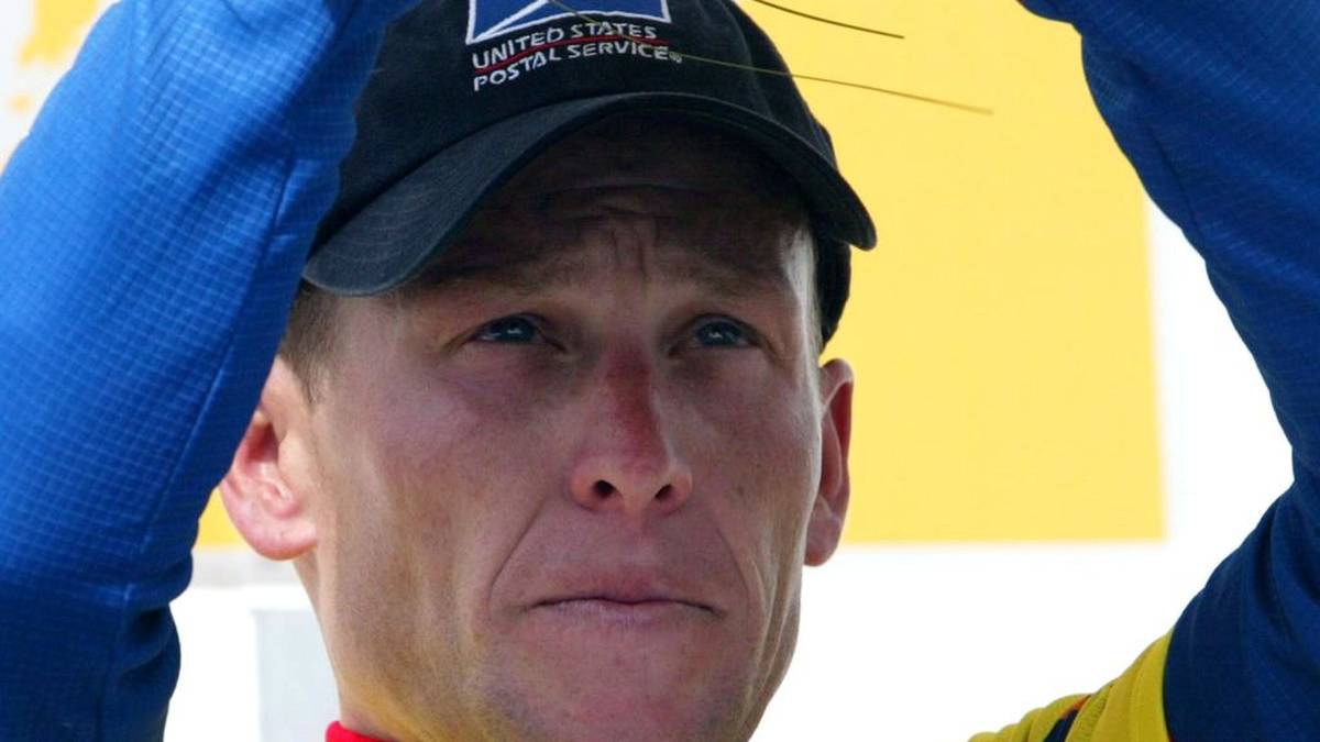 Für den größten aller Skandale bei der Tour sorgt jedoch Lance Armstrong. Sieben Tour-de-France-Siege werden dem ehemaligen US-Radrennfahrer wegen Dopings aberkannt. Zuletzt spricht Armstrong über einen möglichen Zusammenhang zwischen seiner Doping-Vergangenheit und seiner früheren Hodenkrebs-Erkrankung