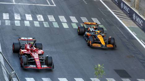 Carlos Sainz im Ferrari (l.) und Oscar Piastri im McLaren