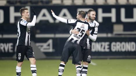 Ahmed Kutucu (2.v.r.) bereitete das Siegtor für Heracles Almelo gegen Heerenveen vor