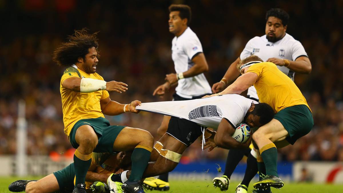 Kein Durchkommen für Fidschis Peceli Yato (M)! Ein Australier zieht von hinten kräftig am Trikot,  der andere steht im Weg