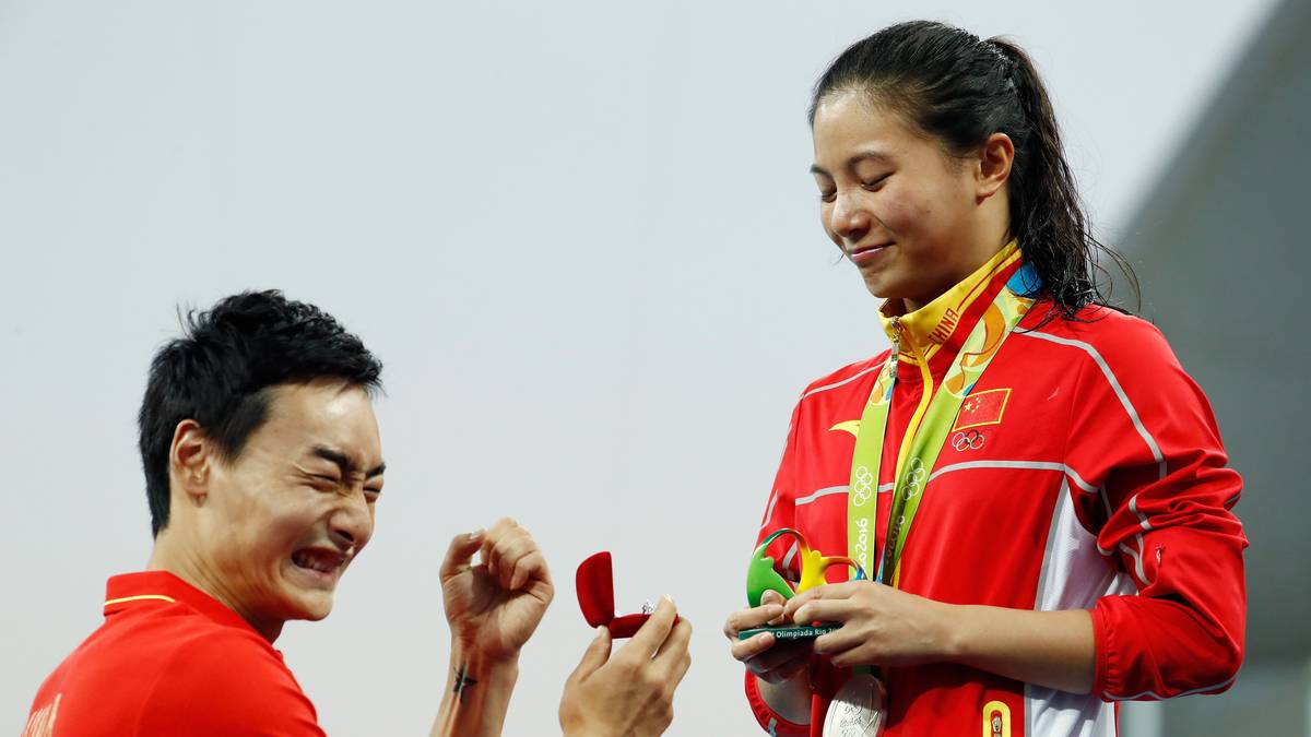 ... und die 25-Jährige sagt: "Ja!" Dem Olympiadritten im Synchronspringen ist die pure Freude ins Gesicht geschrieben