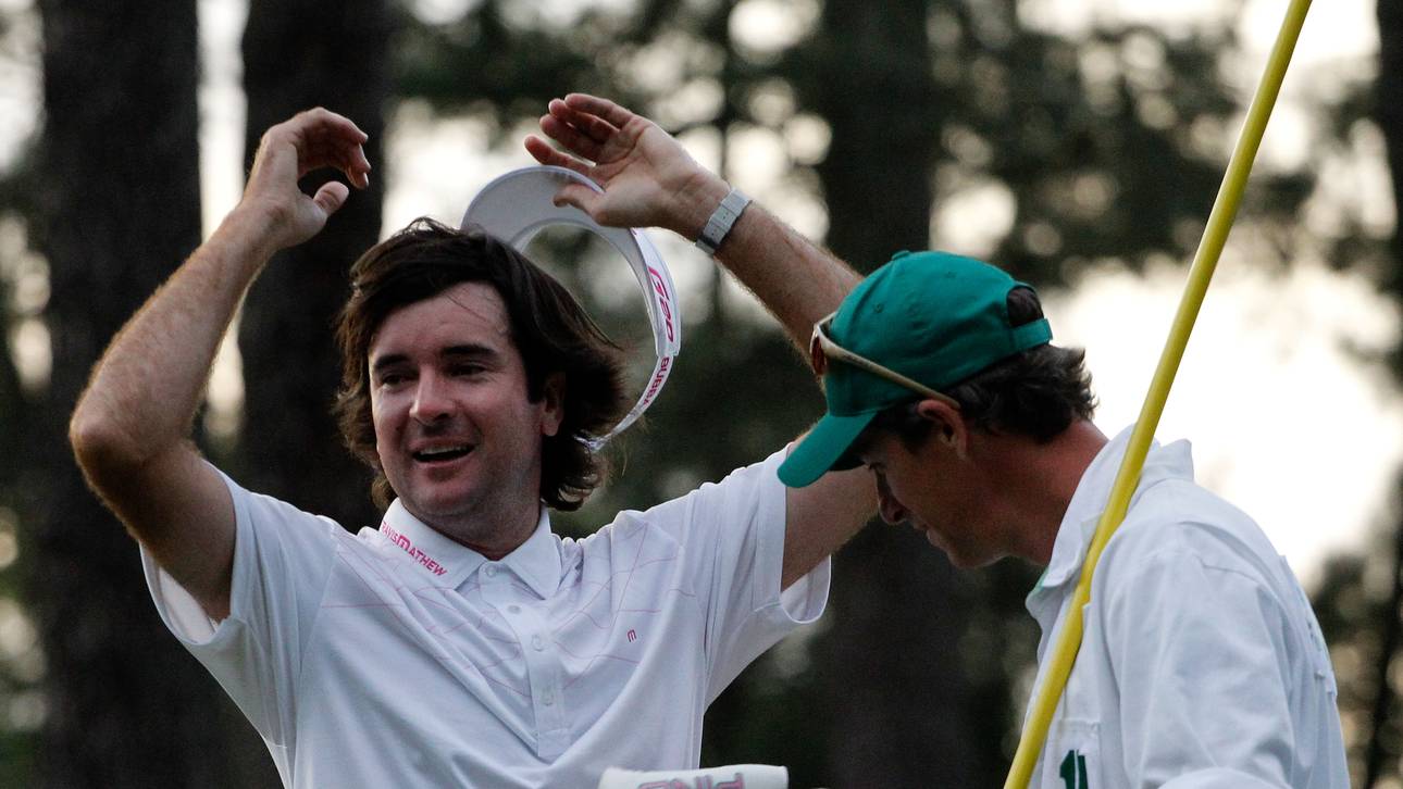 The Masters - Final Round Bubba Watson (l.) feiert mit seinem Caddie Ted Scott nach dem gewonnenen Stechen