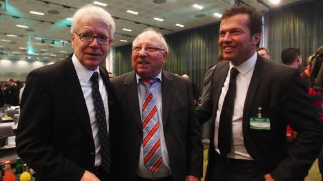 Lothar Matthäus (r.) beerbt Uwe Seeler (M.) als Vorsitzender des Clubs der Nationalspieler