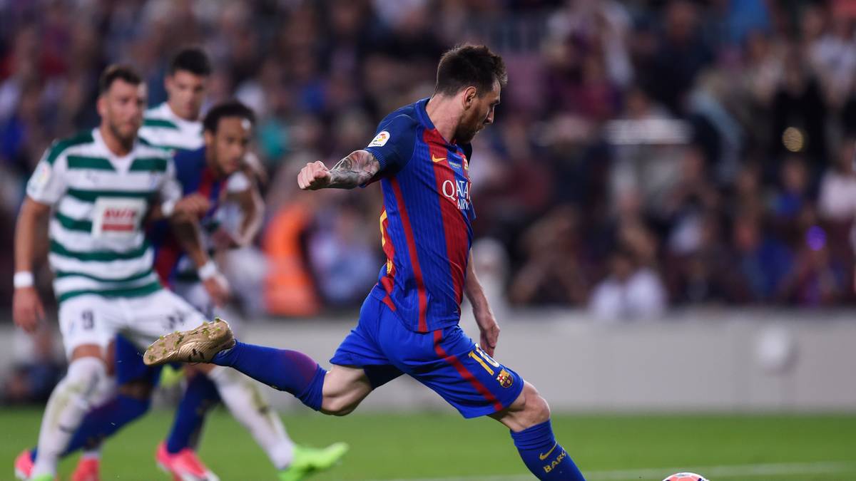 LIONEL MESSI (Adidas, 7 Jahre, 140 Millionen Euro): Der beste Fußballer der Welt verdient jedes Jahr 20 Millionen Euro, dafür dass er die Schuhe des deutschen Sportartikelherstellers trägt, sein großer Rivale Cristiano Ronaldo ist mit der Konkurrenz unterwegs. Nike zahlt dem Portugiesen angeblich 24 Millionen Euro jährlich - ein Leben lang