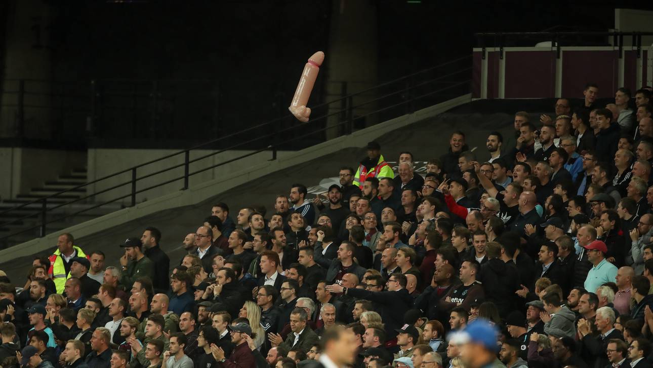 West-Ham-Fans werfen Dildo