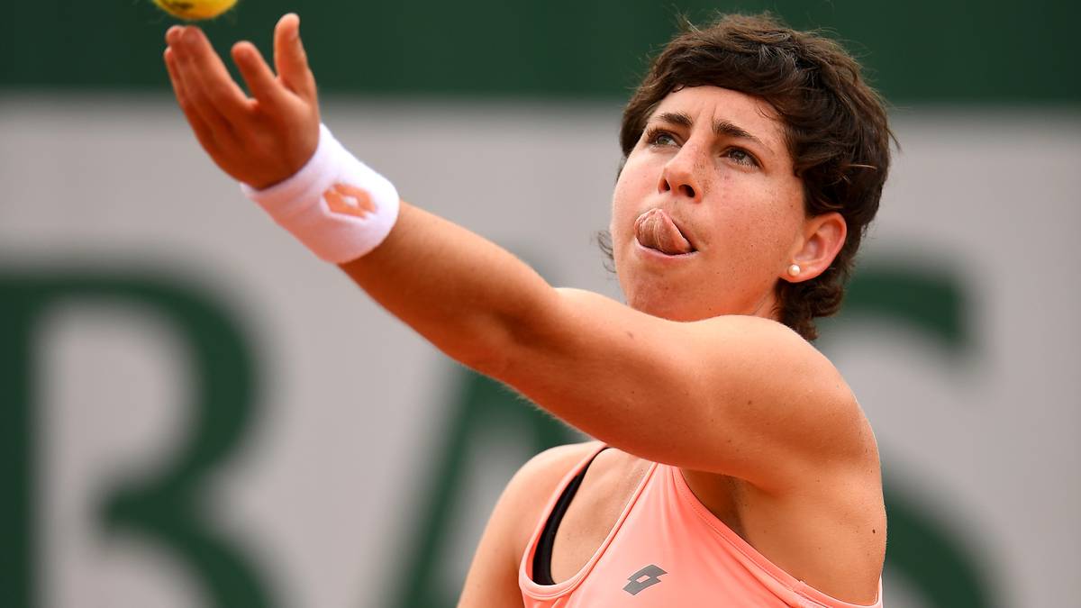 Carla Suarez Navarro streckt dem Ball die Zunge heraus