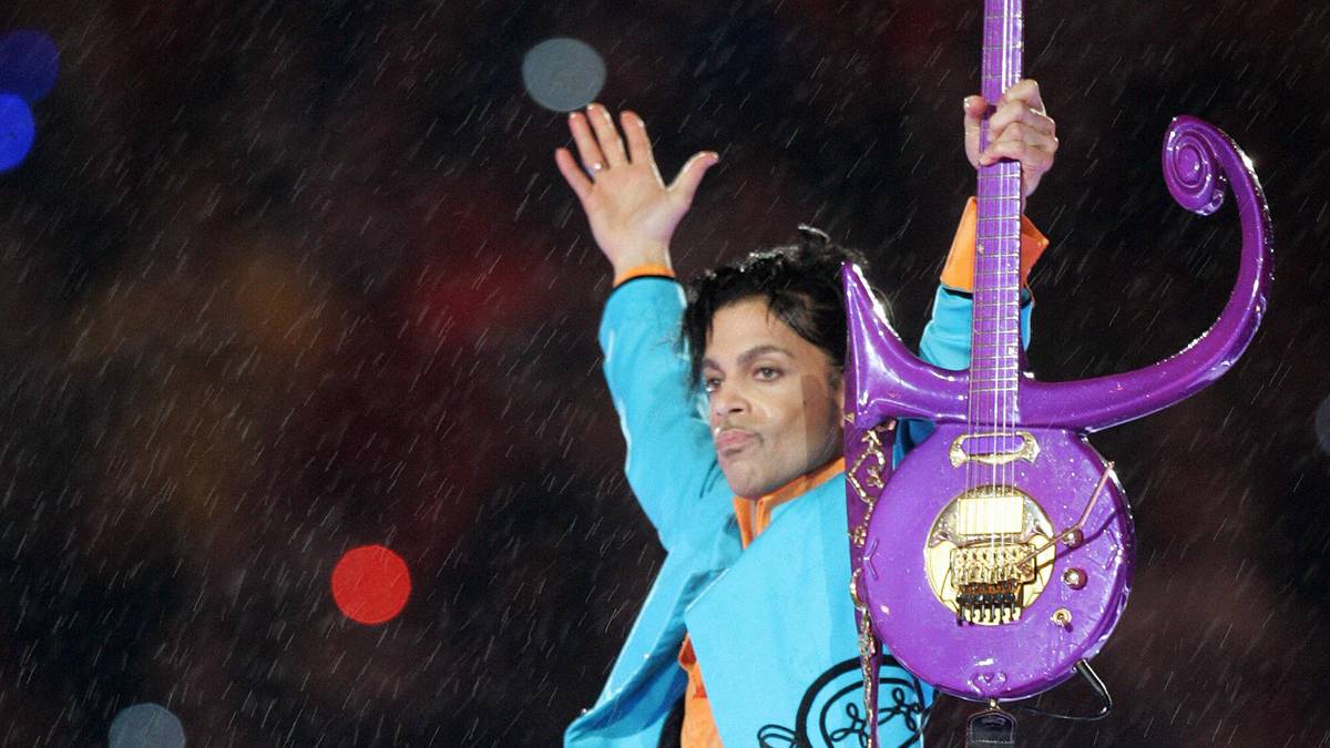 Nicht nur mit einem kuriosen Bühnenbild und eigenartiger Kopfbedeckung sorgt "die singende Putzfrau" Prince 2007 für Aufsehen. Die Lichtshow bei "Purple Rain" ist unvergessen