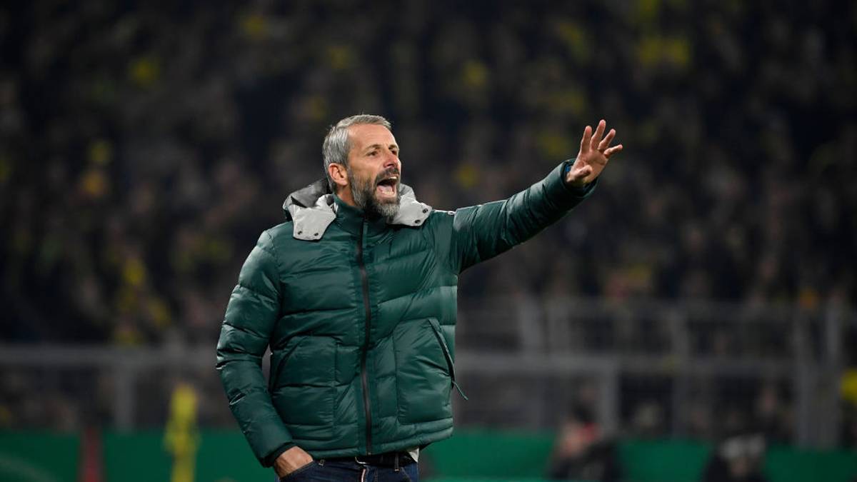 In der hektischen Schlussphase sieht Gladbach-Trainer Marco Rose die Rote Karte wegen Meckerns (90.+1).