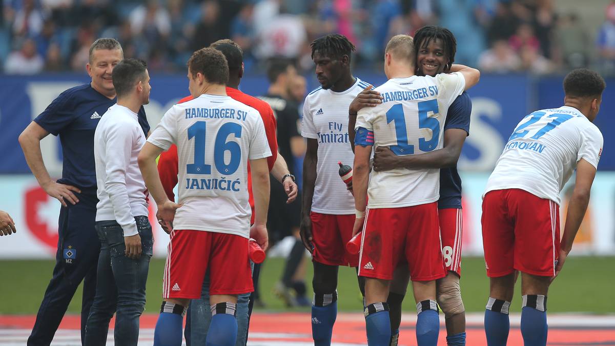 HAMBURGER SV: Ein weiterer Verein aus der Hansestadt und das wohl prominenteste und aktuellste Beispiel für einen abgestürzten Traditionsverein. Der "Dino" verlor seinen Spitznamen in der Spielzeit 2017/18, als nach 55 Jahren der Bundesliga-Abstieg feststand