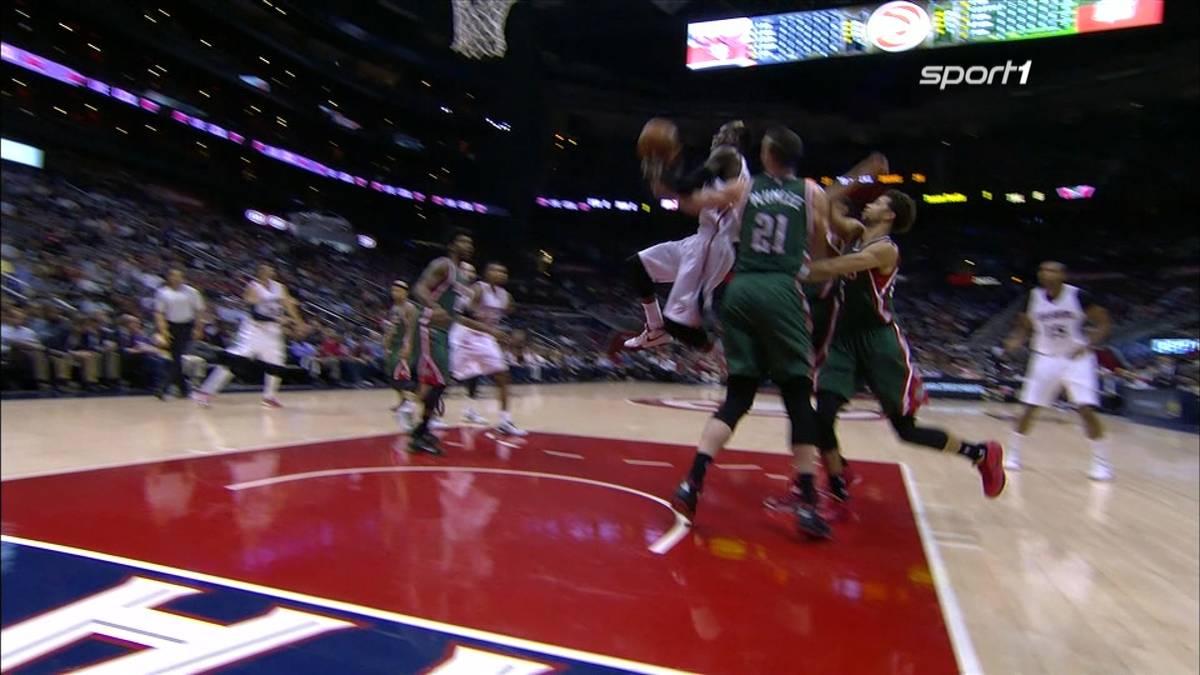30. März: Sorgen um Dennis Schröder! Der deutsche Point Guard der Atlanta Hawks verletzt sich gegen die Milwaukee Bucks bei einem Korbleger-Versuch