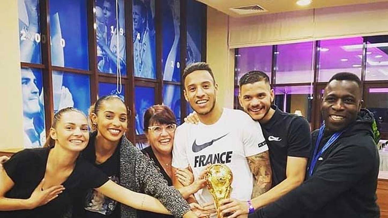 Corentin Tolisso (in weiß) feiert derzeit mit seinem Umfeld und ganz Frankreich den zweiten WM-Titel der Equipe Tricolore