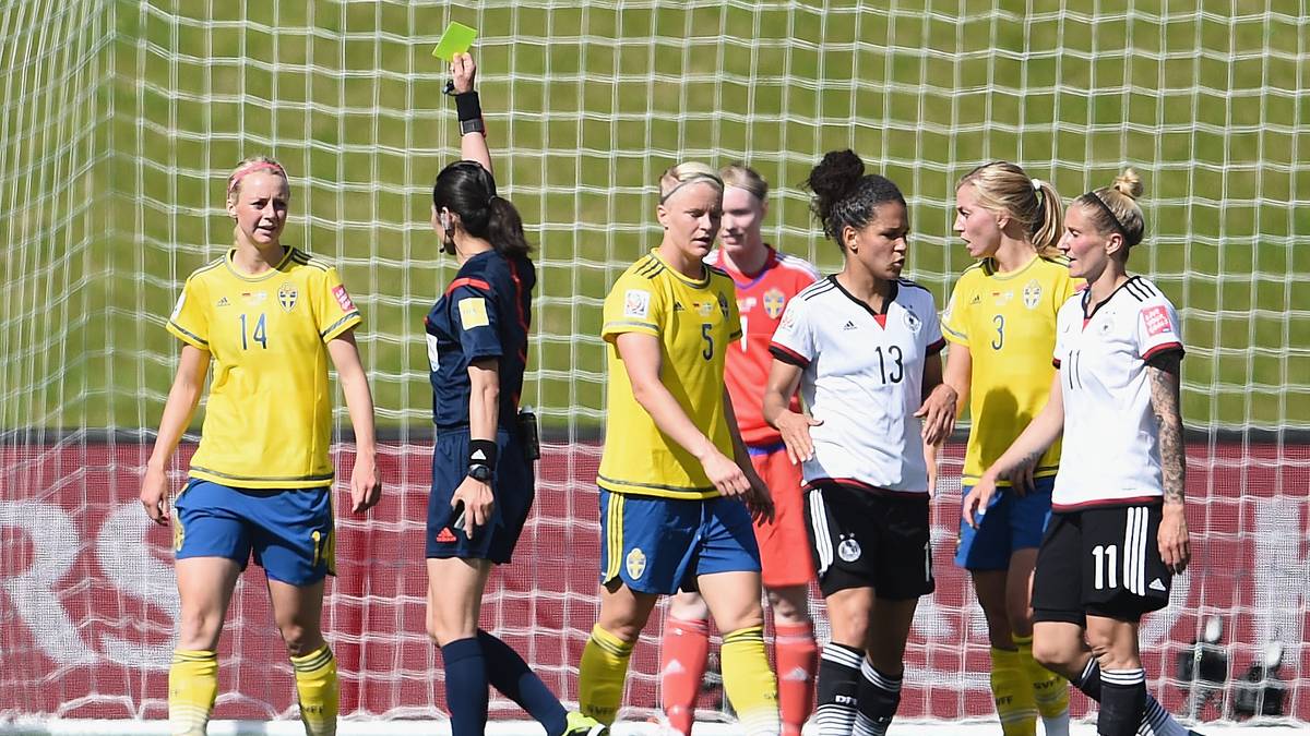 Und dann auch noch das: Nach einem Foul von Amanda Ilestedt an Anja Mittel gibt es Elfmeter für die Deutschen