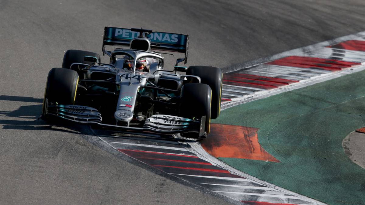 MEISTE RENNEN IN FÜHRUNG: Bei seinem Sieg in Russland 2019 führte Hamilton zum 143. Mal in der Motorsport-Königsklasse ein Rennen an und hat damit die alte Rekordmarke Schumachers (142 Rennen) überboten. Mittlerweile sind es 148 Rennen