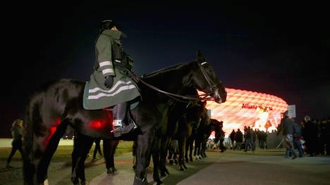 Polizisten vor der Münchner Allianz Arena