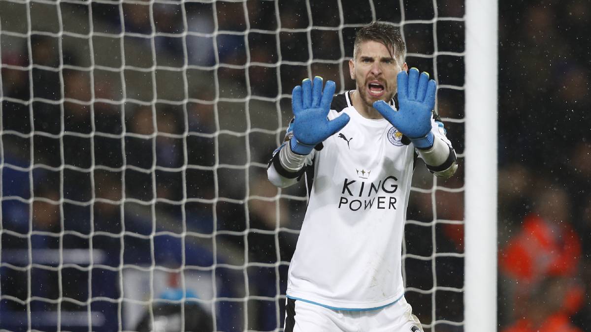 WAS LÄUFT? Der VfB bemüht sich laut "Bild" um die Dienste von Ron-Robert Zieler, um den Konkurrenzkampf im Tor anzuheizen. Allerdings hängt ein möglicher Transfer von den Entwicklungen bei Zielers Klub Leicester City ab. Die Nummer eins Kasper Schmeichel könnte die Foxes verlassen, wodurch Zielers Chancen auf einen Stammplatz in der Premier League steigen würden