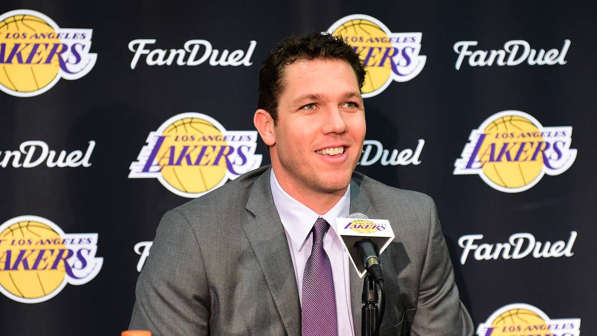 Jahr eins nach Kobe: Die Los Angeles Lakers starten nach dem Karriereende von Kobe Bryant in eine neue Ära. Neu-Coach Luke Walton (im Bild) soll dafür sorgen, dass der Start erfolgreicher verläuft als Kobes Abschiedssaison (17 Siege). L.A. bleibt aber im Tabellenkeller, trotz 64-Millionen-Mann Timofei Mosgow. Hoffnungsträger ist Rookie Brandon Ingram