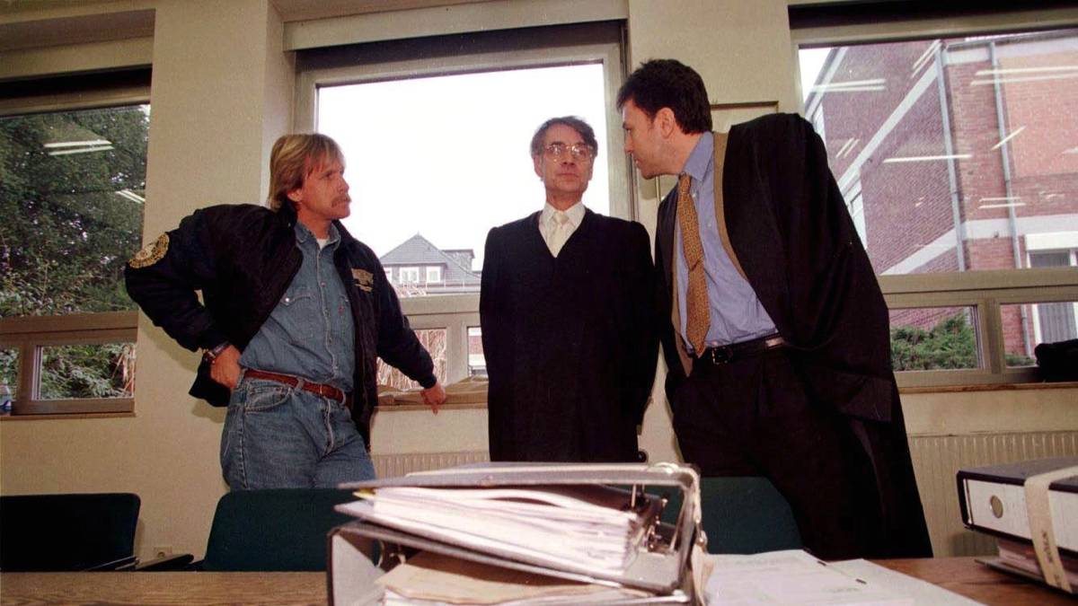 ...weil Trainer Erich Ribbeck immer weniger auf den "Blonden Engel" setzt, versucht Schuster, sich per Gericht in die Stammelf zu klagen. Die Posse endet 1996 in einer Suspendierung. Schuster wechselt nach Mexiko und beendet im Jahr darauf seine Karriere