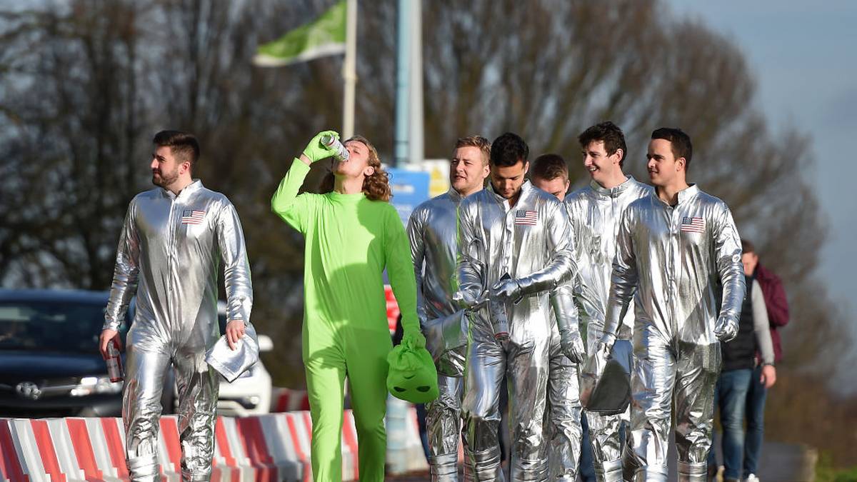 Nächster Halt: Mond. Oder doch lieber Ally Pally? Die Crew des Space Shuttles steuert geradewegs London an