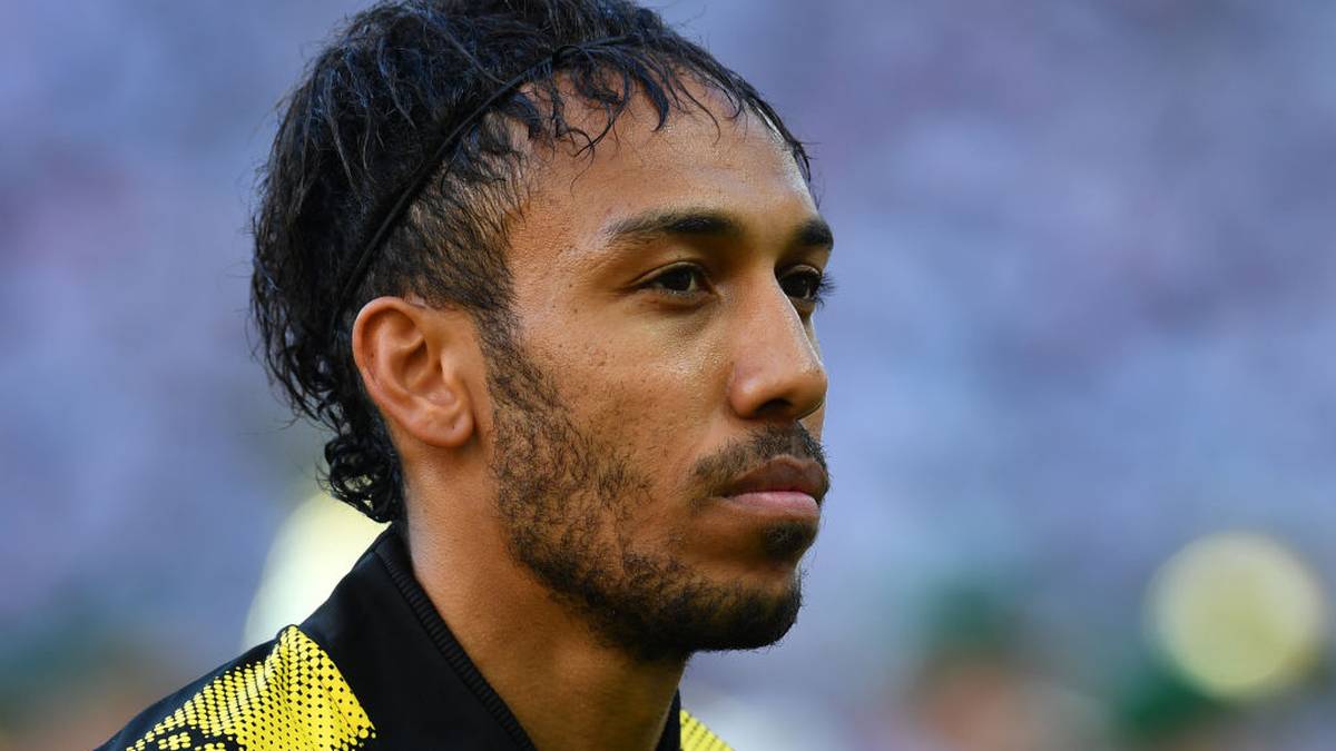 MAI 2017: Aubameyang steht kurz vor einem Wechsel nach China, soll bei Tianjin 20 Millionen Euro pro Jahr verdienen. Allerdings platzt der Transfer in letzter Sekunde - laut "Bild" ein Grund für Aubas "Clown"-Spruch gegen Watzke. Der BVB soll ihm versprochen haben, ihn bei einem Transfer gehen zu lassen. Auba selbst begründete die Absage damals jedoch anders...