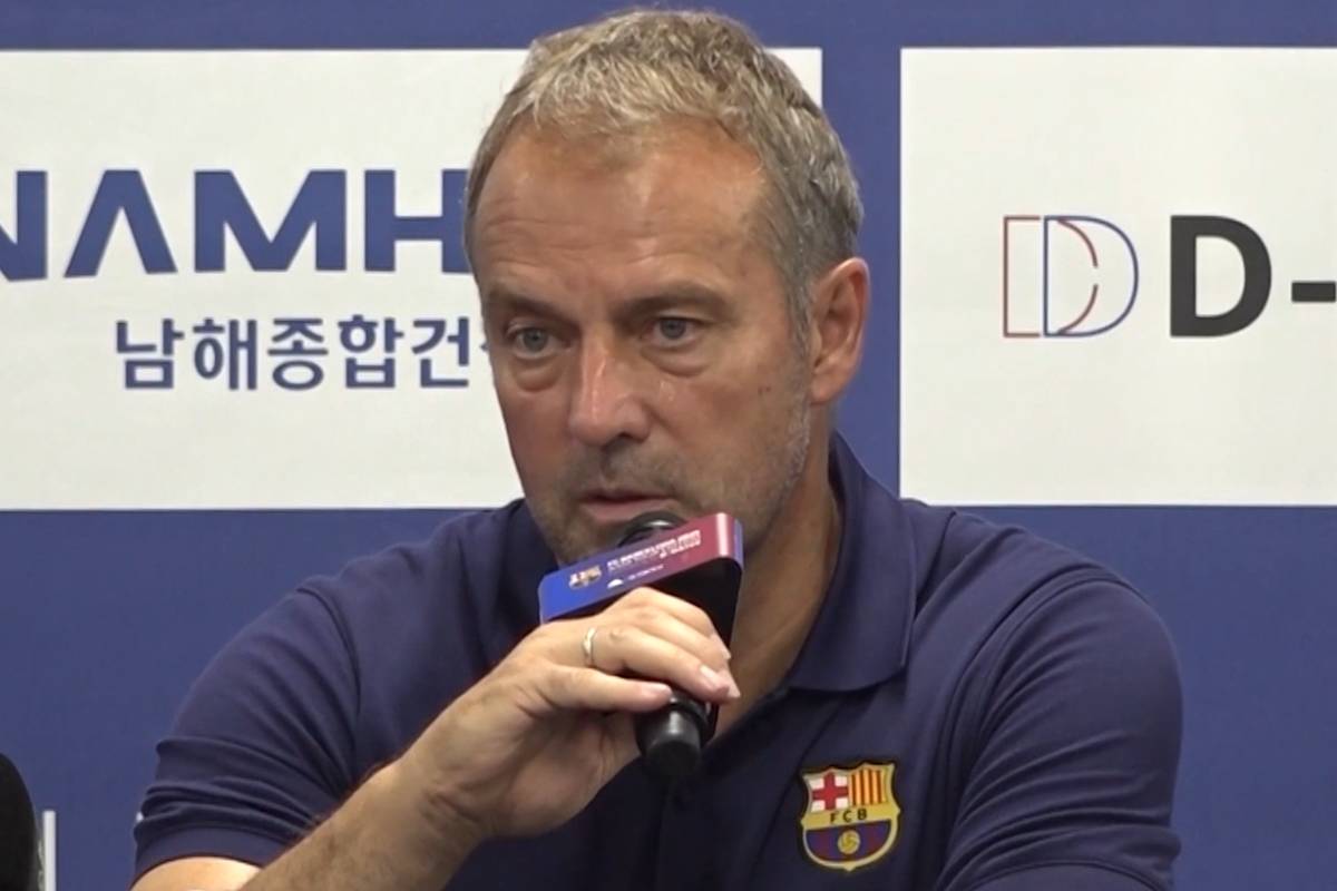 Barca-Coach Hansi Flick zeigt sich bei der Saisonvorbereitung mit der Flexibilität seiner Spieler zufrieden. Diese können auf verschiedenen Positionen spielen und somit Ausfälle kompensieren.