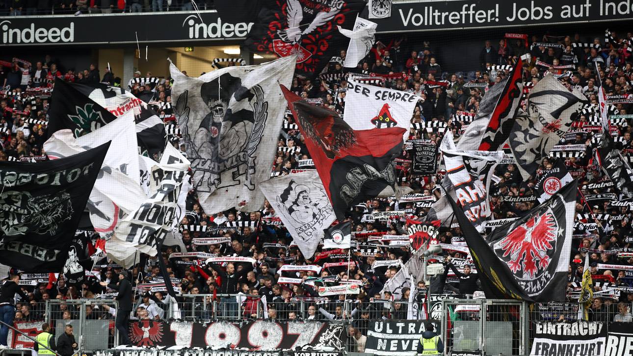 Eintracht-Fans feiern Gegner