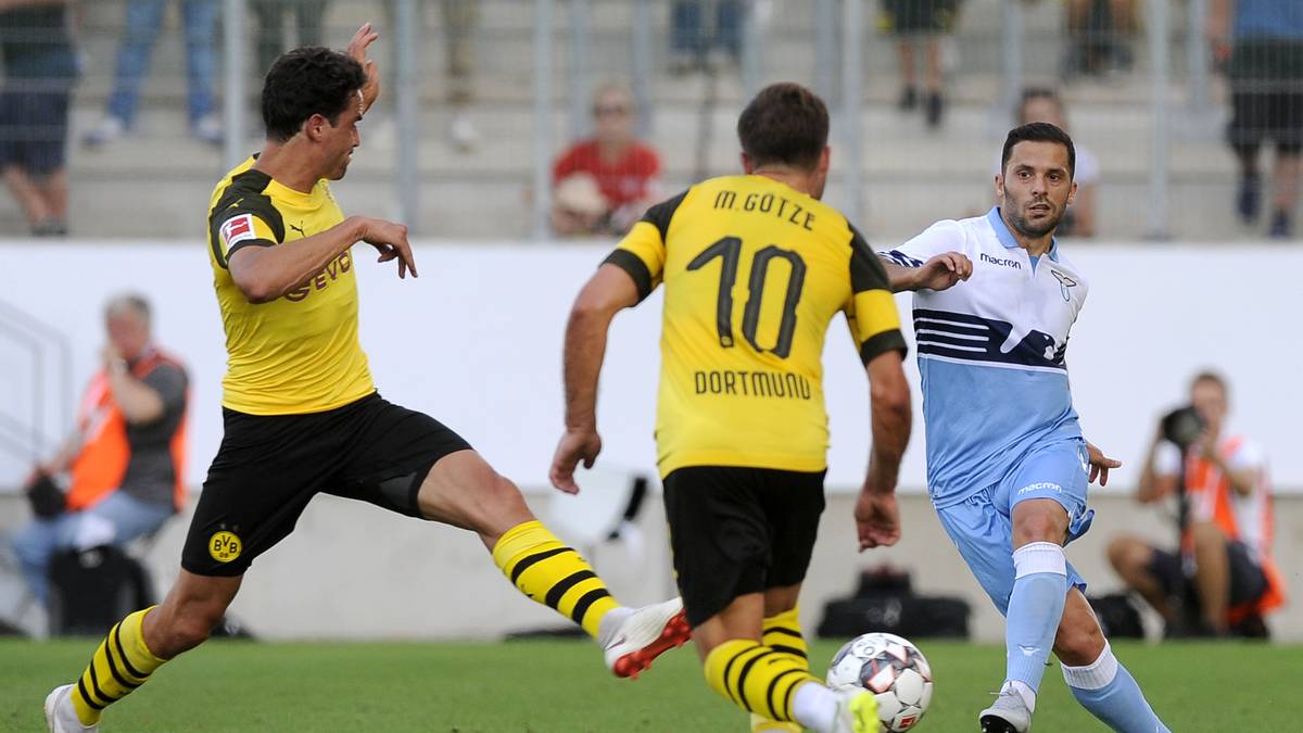 Die Jury bestehend aus Modedesign-Studenten und Dozenten der "MD.H Düsseldorf" schaute bei allen 18 Klubs ganz genau hin. Zu den Kategorien zählte der Gesamteindruck, Innovation/ Design, Farbharmonie, Funktionalität, Verarbeitung und Schnitt sowie Nachhaltigkeit. Bühne frei für die schönsten Bundesliga-Shirts