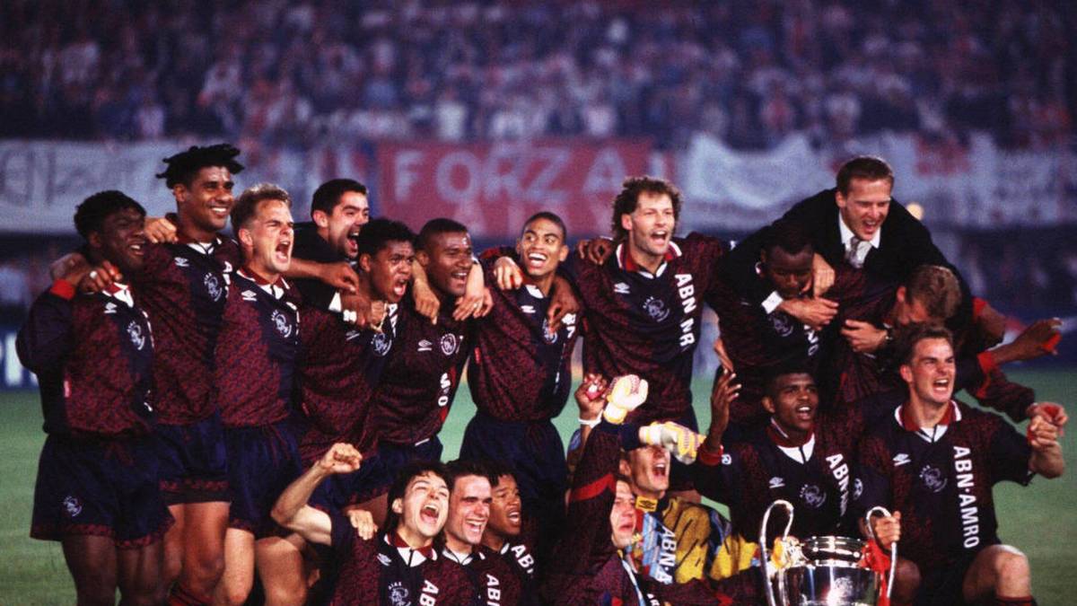 Ajax Amsterdam holt 1995 zum vierten Mal in der Vereinsgeschichte den Henkelpott