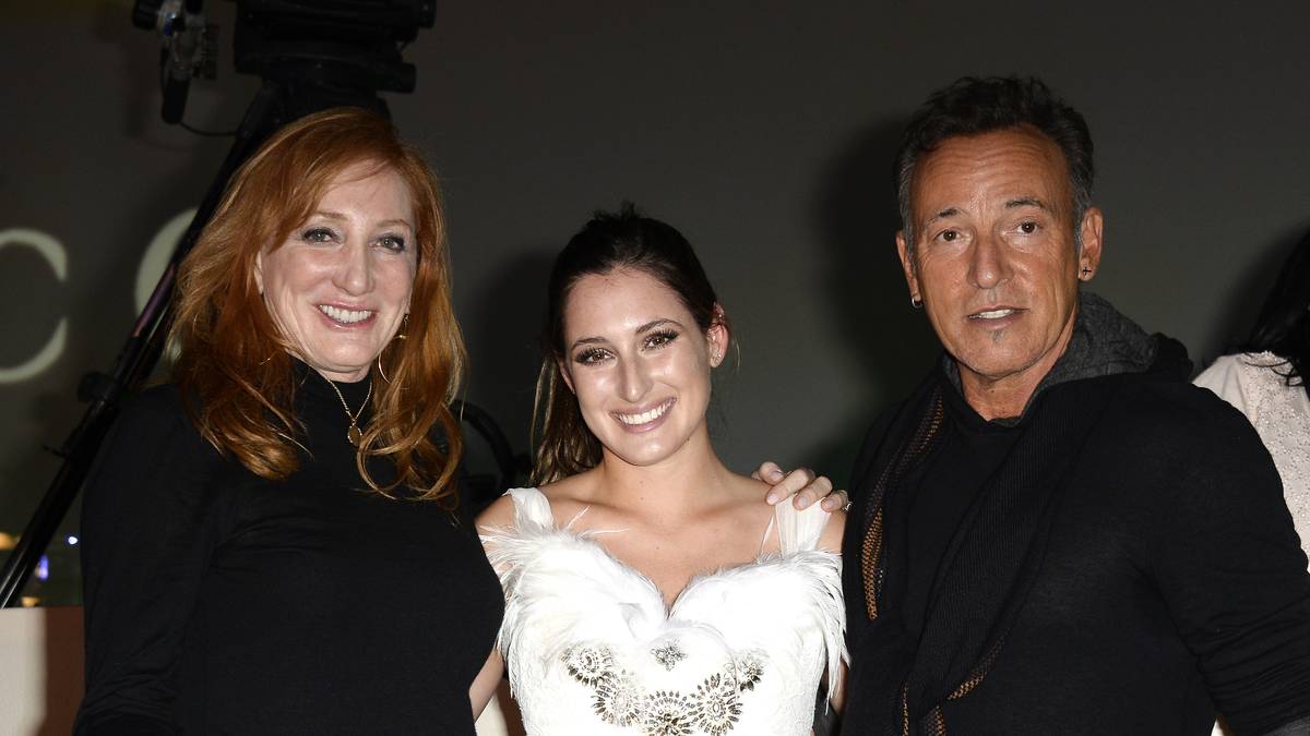 ... Bruce Springsteen, US-Rocklegende und 20-facher Grammy-Gewinner. Und tatsächlich, Bruce ist der Vater der 27-jährigen Jessica (M.). Die Springreiterin triumphierte beim Turnier in Saint-Tropez im Stechen und gewann die mit 300.000 Euro dotierte Prüfung