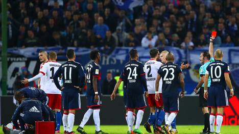 HSV-Star Gideon Jung sieht gegen Bayern Rot