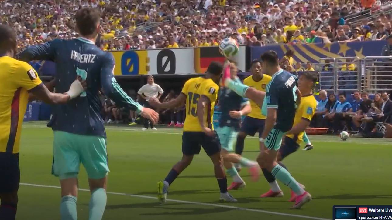 Aleksandar Pavlovic trifft Gegenspieler Pedro Rodríguez Ledesma mit dem Fuß am Kopf