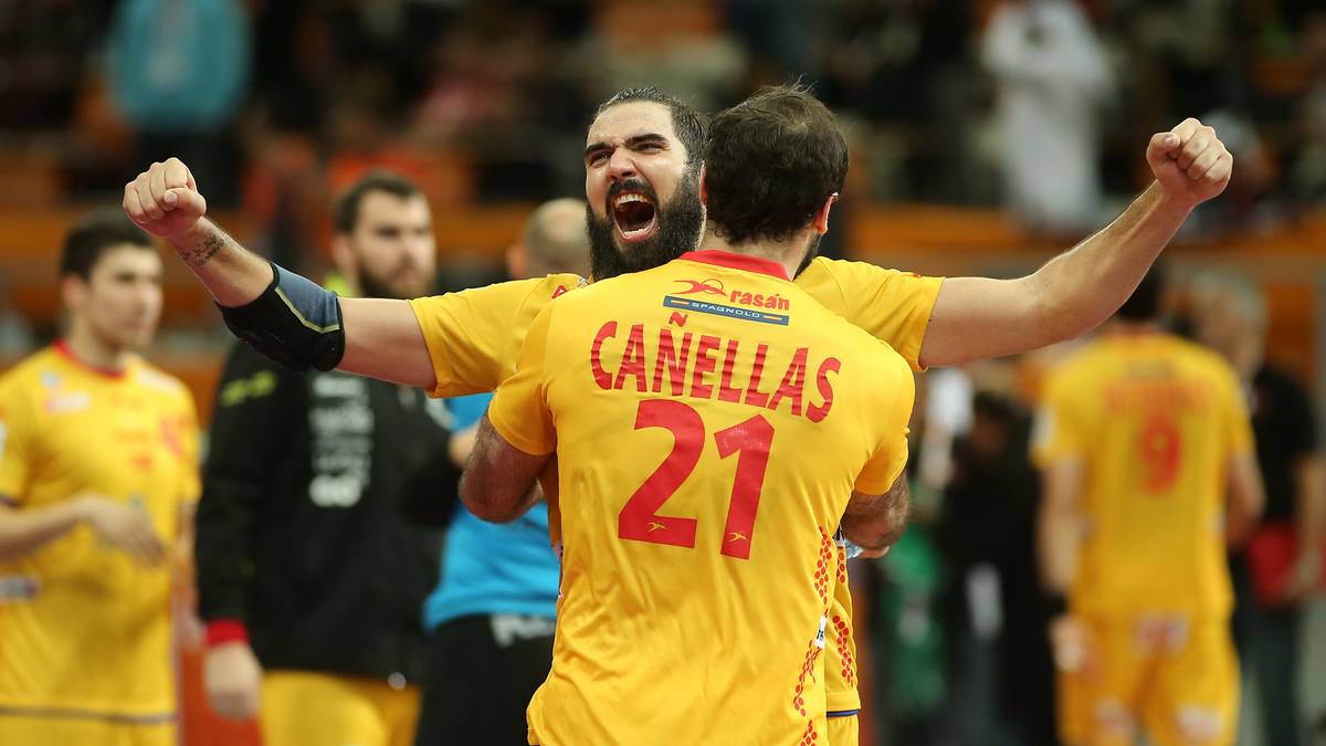 Jorge Maqueda schreit seine ganze Freude über den Sieg gegen Katar heraus. Mitspieler Joan Canellas hält ihn vorsichtshalber fest