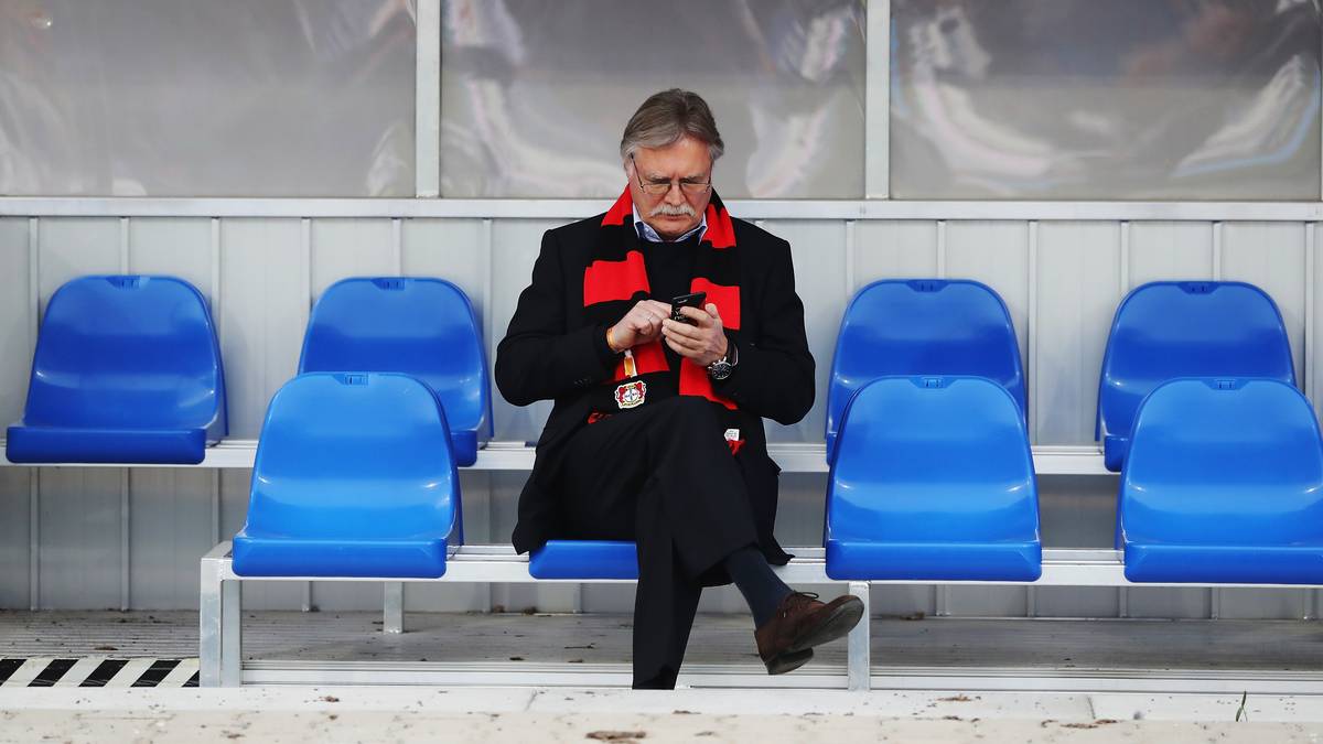 Äußerst kurios waren aber die Umstände von Korkuts Entlassung: Nach dem Remis gegen Köln preschte Bayer-Geschäftsführer Michael Schade in der Mixed Zone vor und verkündete die Entlassung des Trainers zum Saisonende - ohne dies mit Sportchef Rudi Völler abgesprochen zu haben