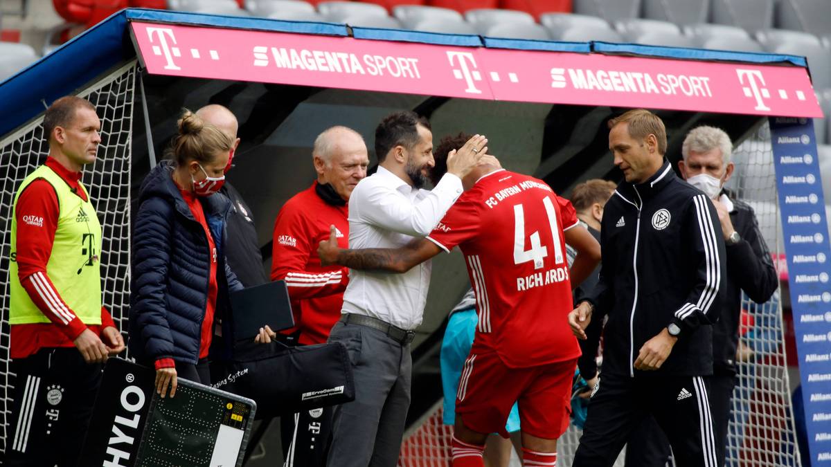 Hasan Salihamidzic beglückwunscht Bayern-Debütant Chris Richards