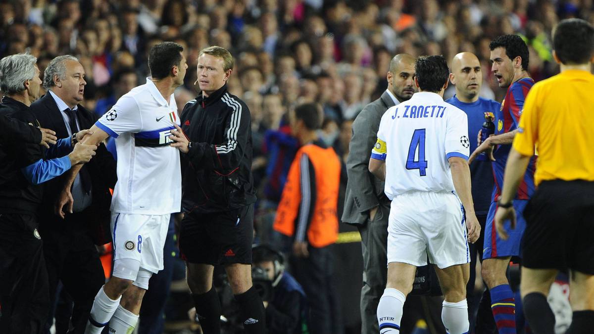 Inter verliert das Rückspiel in Unterzahl zwar mit 0:1, zieht aber dennoch ins Finale gegen Bayern München ein. Nach dem Platzverweis von Thiago Motta nach 28 Minuten flüstert Mourinho Guardiola zu: "Glaub ja nicht, dass du schon gewonnen hast"