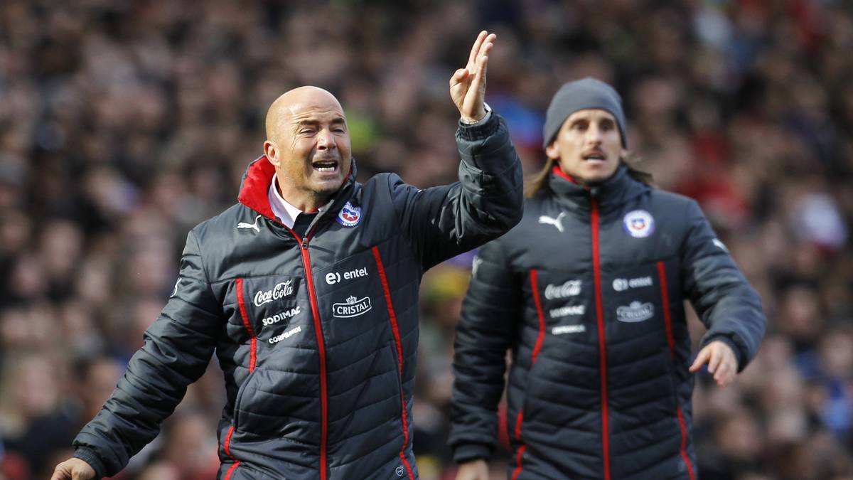 Jorge Sampaoli erlöste die chilenische Nationalmannschaft mit dem Gewinn der Copa America 2015 aus ihrem Trauma, nie zuvor hatten die Fußballer Chiles einen Titel errungen. Der gebürtige Argentinier veredelte mit dem Erfolg seine Arbeit. Seit 2012 führt er das Team und entwickelt es stetig weiter