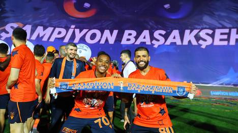  Robinho (vorne links) feiert mit seinen Mitspielern den Meistertitel mit Basaksehir 